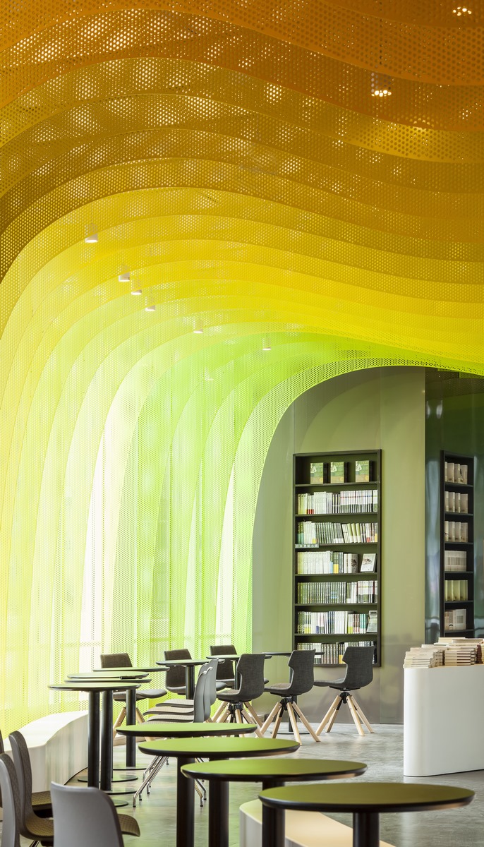 Un arcoiris en la librería Zhongshu 28