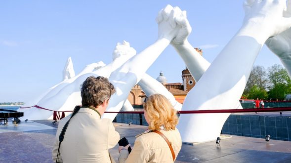 El escultural puente de manos de Lorenzo Quinn 9