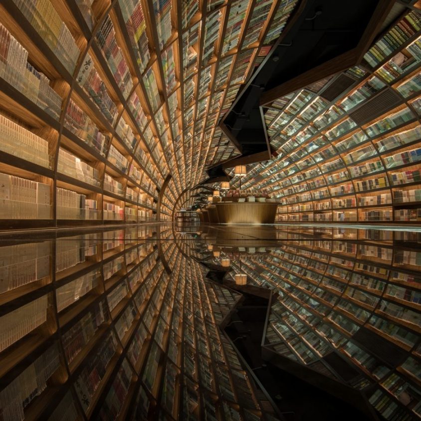 Una ilusión óptica fluye en la librería 9