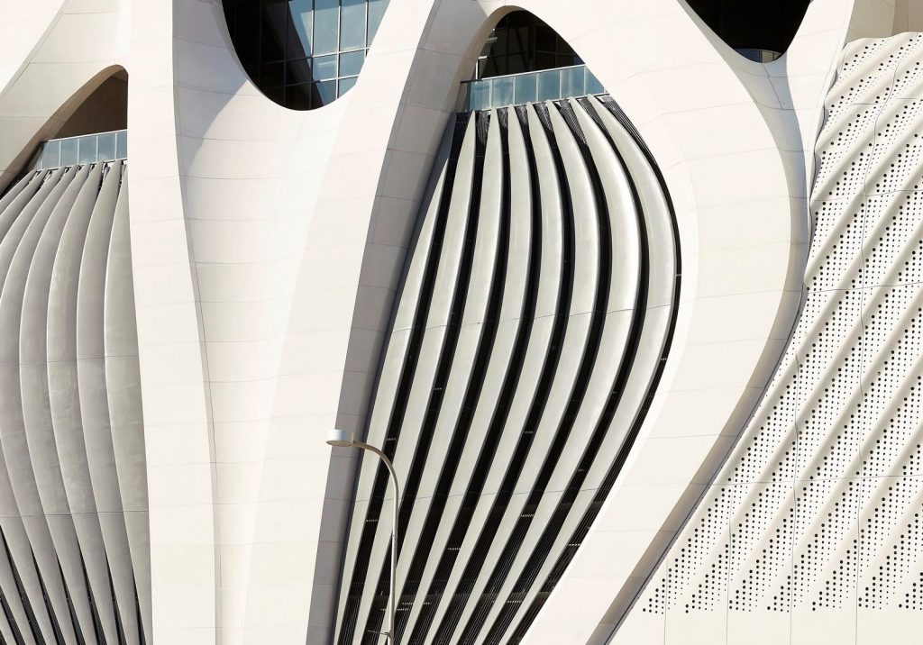 Fluidez entre arquitectura e ingeniería en las curvas de One Thousand Museum 11