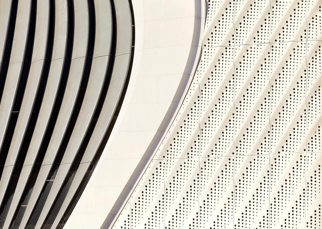 Fluidez entre arquitectura e ingeniería en las curvas de One Thousand Museum 12