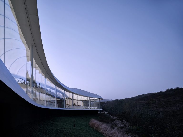 Estudio de Jiunvfeng como una nube suspendida en el Monte Tai / gad