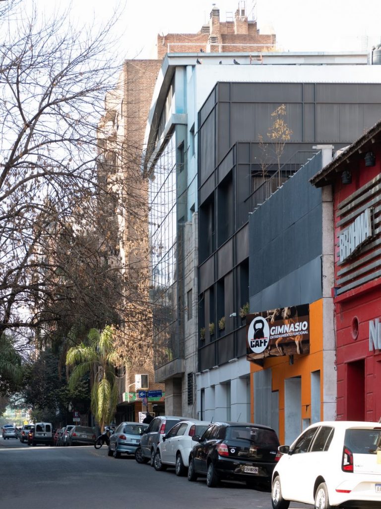 Una fachada metálica respetando la estructura original para las oficinas de Larrañaga 92 9
