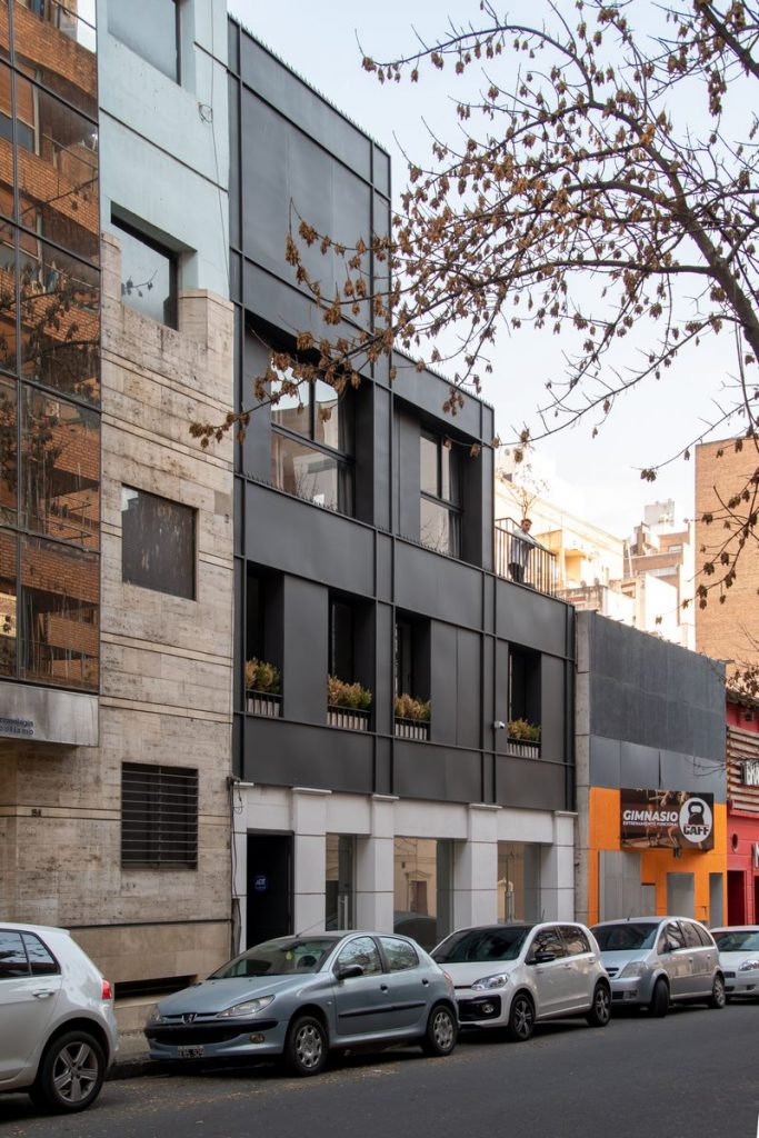 Una fachada metálica respetando la estructura original para las oficinas de Larrañaga 92 10