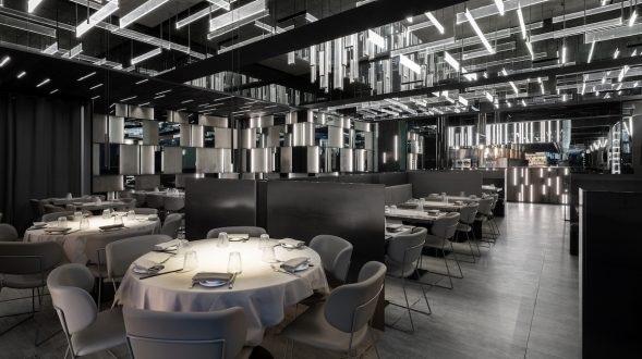 La forma de la luz: una nueva idea de espacio define la experiencia gastronómica de un restaurante asiático en Milán 2