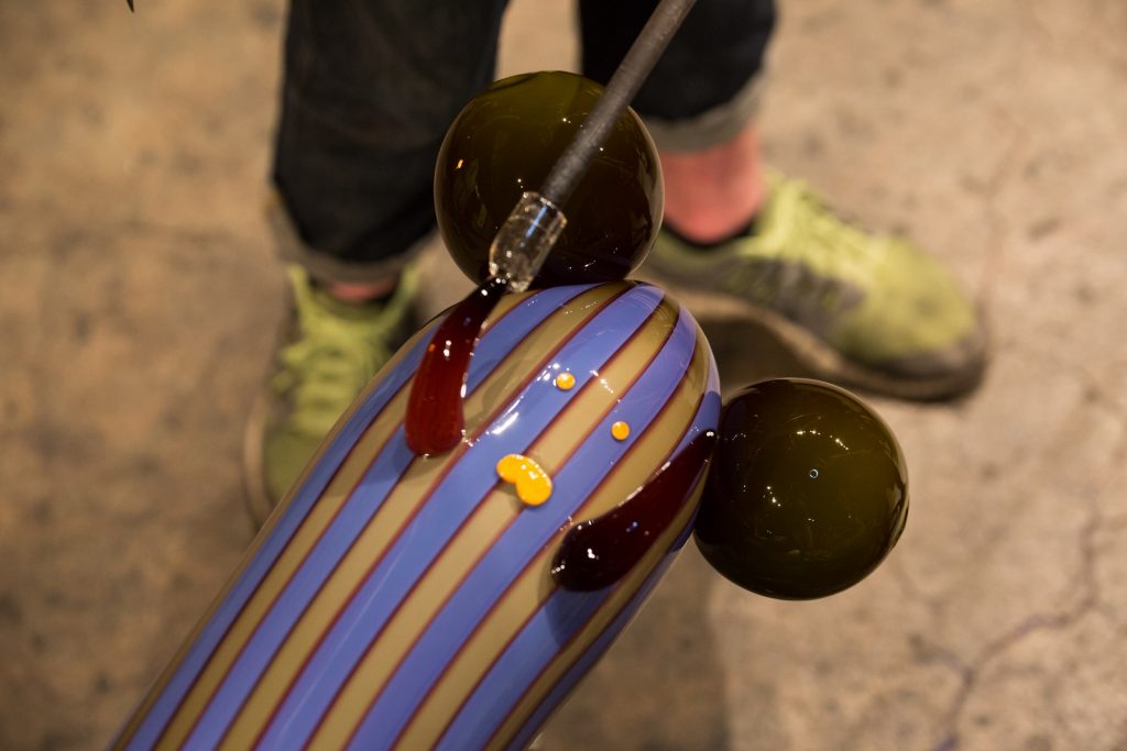 Soplar y hacer botella: Las esculturas de vidrio de Austin Stern 4