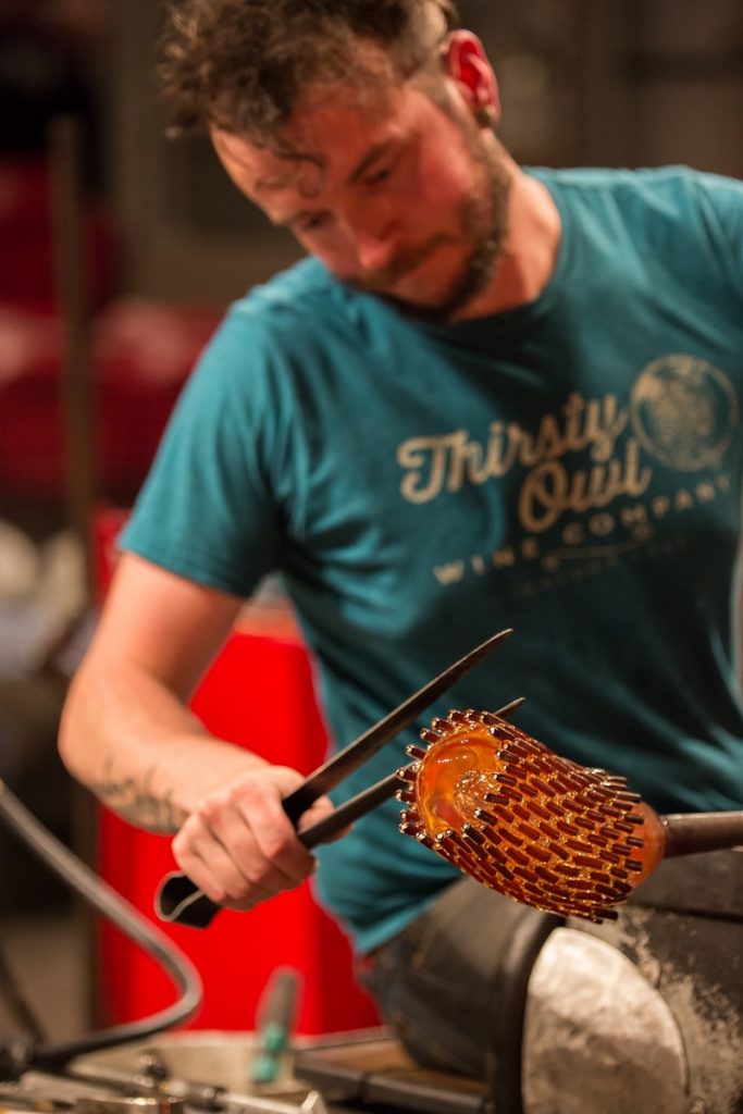 Soplar y hacer botella: Las esculturas de vidrio de Austin Stern 11