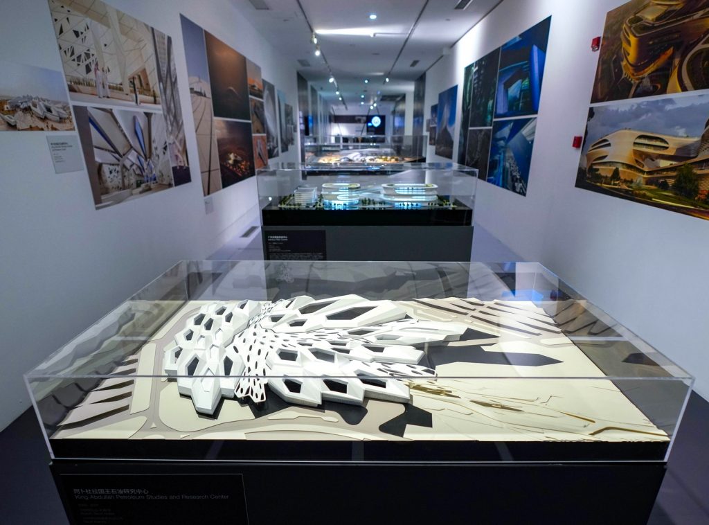 MAM Shanghai presenta la primera exposición de Zaha Hadid Architects en China continental, con una muestra retrospectiva de proyectos que datan desde 1982 hasta la actualidad 2