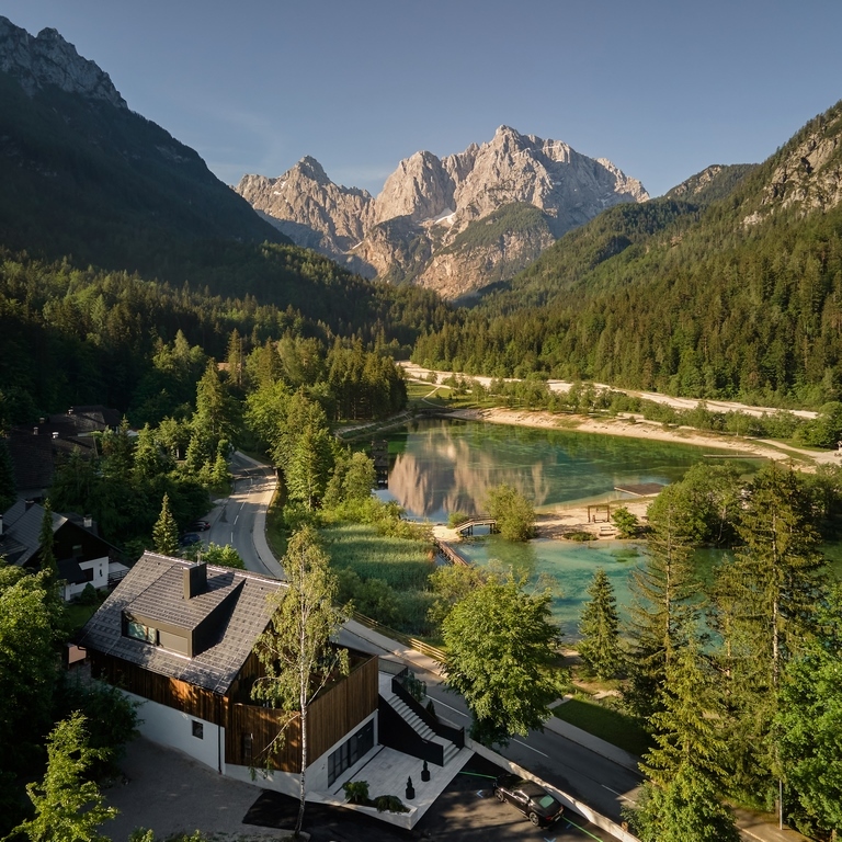En el corazón de los Alpes Julianos, Eslovenia, la famosa y antigua casa de huéspedes Milka ha cobrado una nueva vida. 6