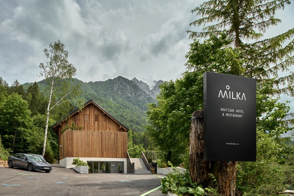 En el corazón de los Alpes Julianos, Eslovenia, la famosa y antigua casa de huéspedes Milka ha cobrado una nueva vida. 7