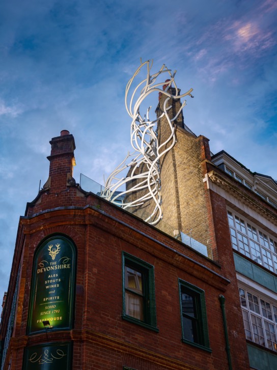 'Londres es un bosque': reconstruyendo la ciudad con una sorprendente escultura en el edificio Lucent de Piccadilly Circus 2