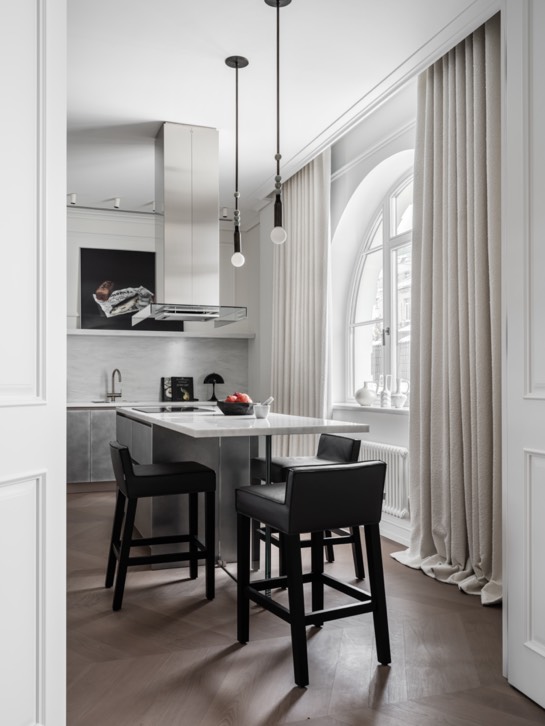 Un elegante apartamento de estilo parisino con iconos del diseño 17
