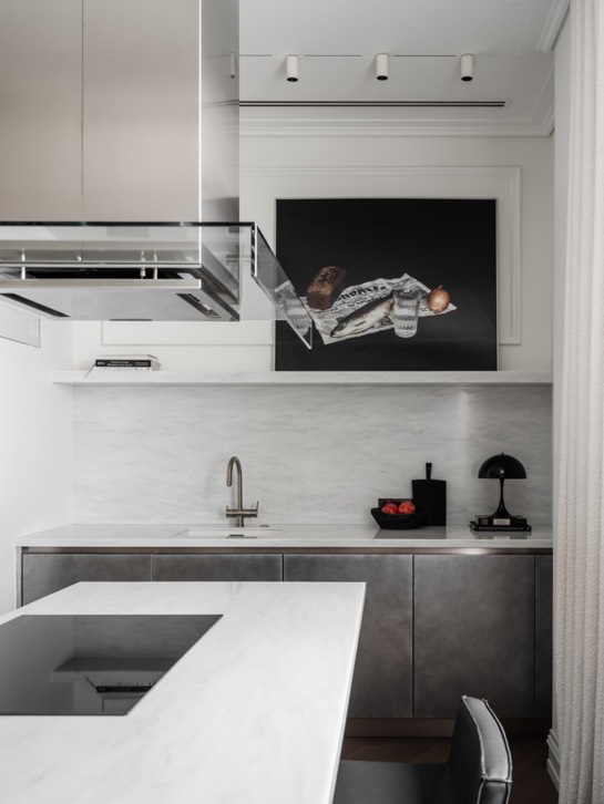 Un elegante apartamento de estilo parisino con iconos del diseño 15
