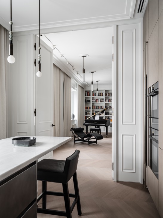 Un elegante apartamento de estilo parisino con iconos del diseño 10