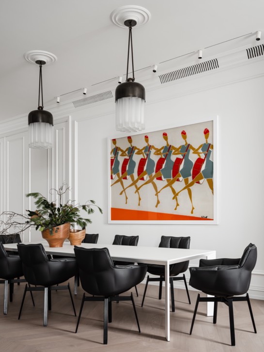 Un elegante apartamento de estilo parisino con iconos del diseño 12