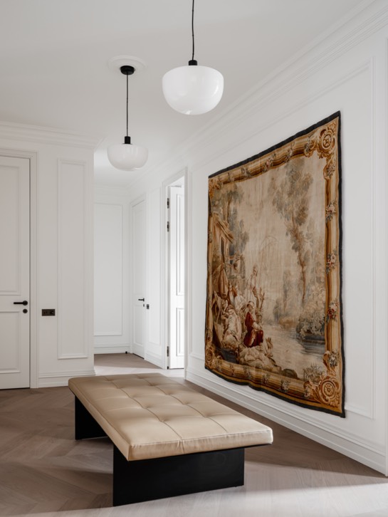 Un elegante apartamento de estilo parisino con iconos del diseño 7