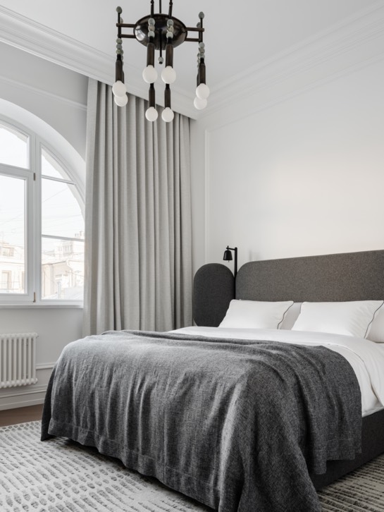 Un elegante apartamento de estilo parisino con iconos del diseño 22
