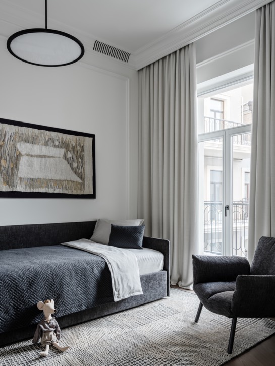 Un elegante apartamento de estilo parisino con iconos del diseño 28