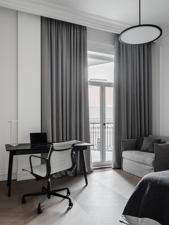 Un elegante apartamento de estilo parisino con iconos del diseño 9