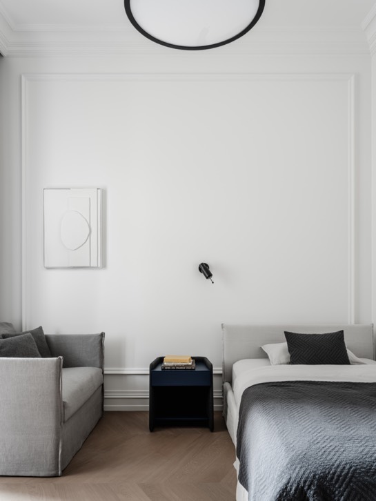 Un elegante apartamento de estilo parisino con iconos del diseño 27