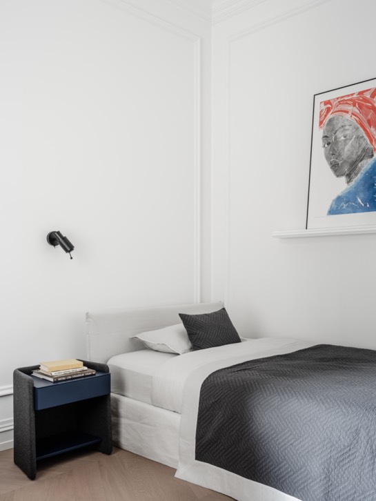 Un elegante apartamento de estilo parisino con iconos del diseño 25