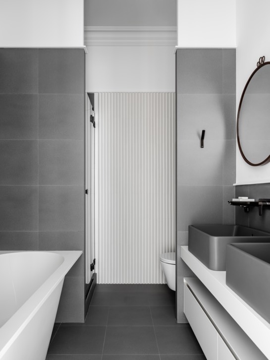 Un elegante apartamento de estilo parisino con iconos del diseño 30