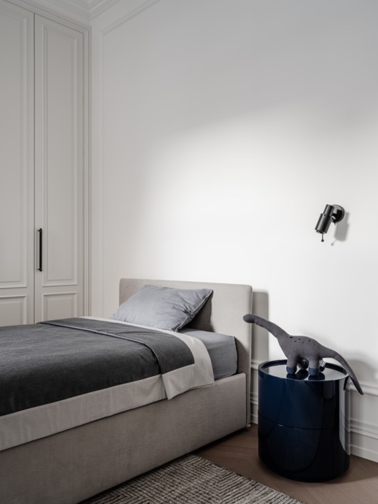 Un elegante apartamento de estilo parisino con iconos del diseño 26