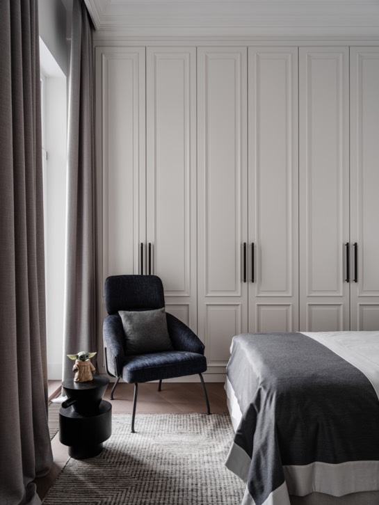 Un elegante apartamento de estilo parisino con iconos del diseño 21