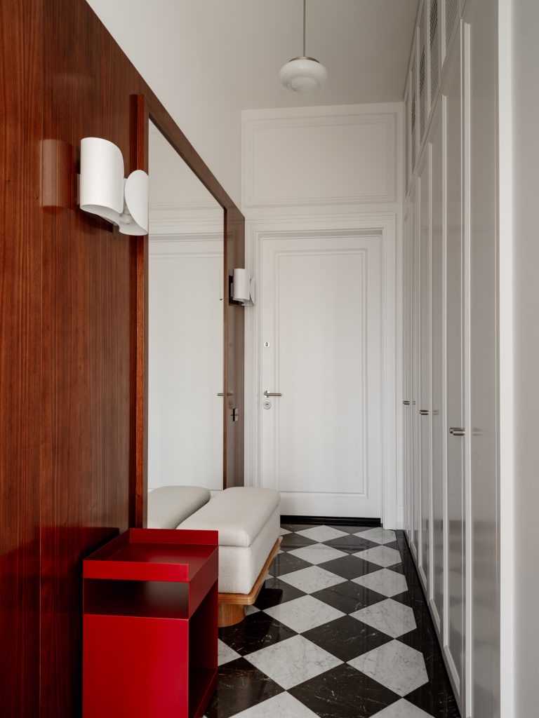 Apartamento con sofá rojo 12